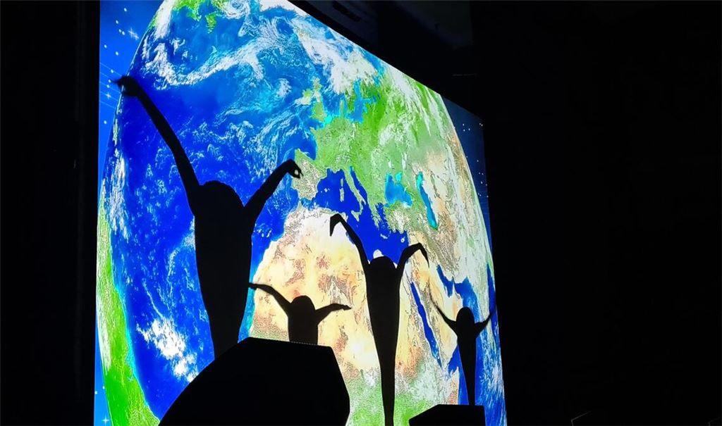 Das preisgekrönte Schattentheater „Moving Shadows“ nimmt das Publikum bei der „Sparkassen-Shownight“ mit auf eine Weltreise. Fotos: Metzbaur