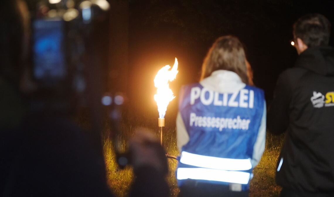 Das restliche Gas aus den Leitungen wurde in der Nacht rund um die Unfallstelle geleert. Es wurde über eine Fackel abgebrannt.