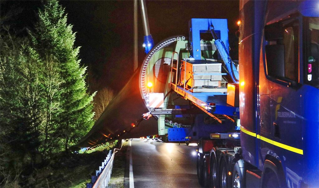 Das riesige Rotorblatt muss aus der Böschung geborgen werden. Fotos: 7 aktuell
