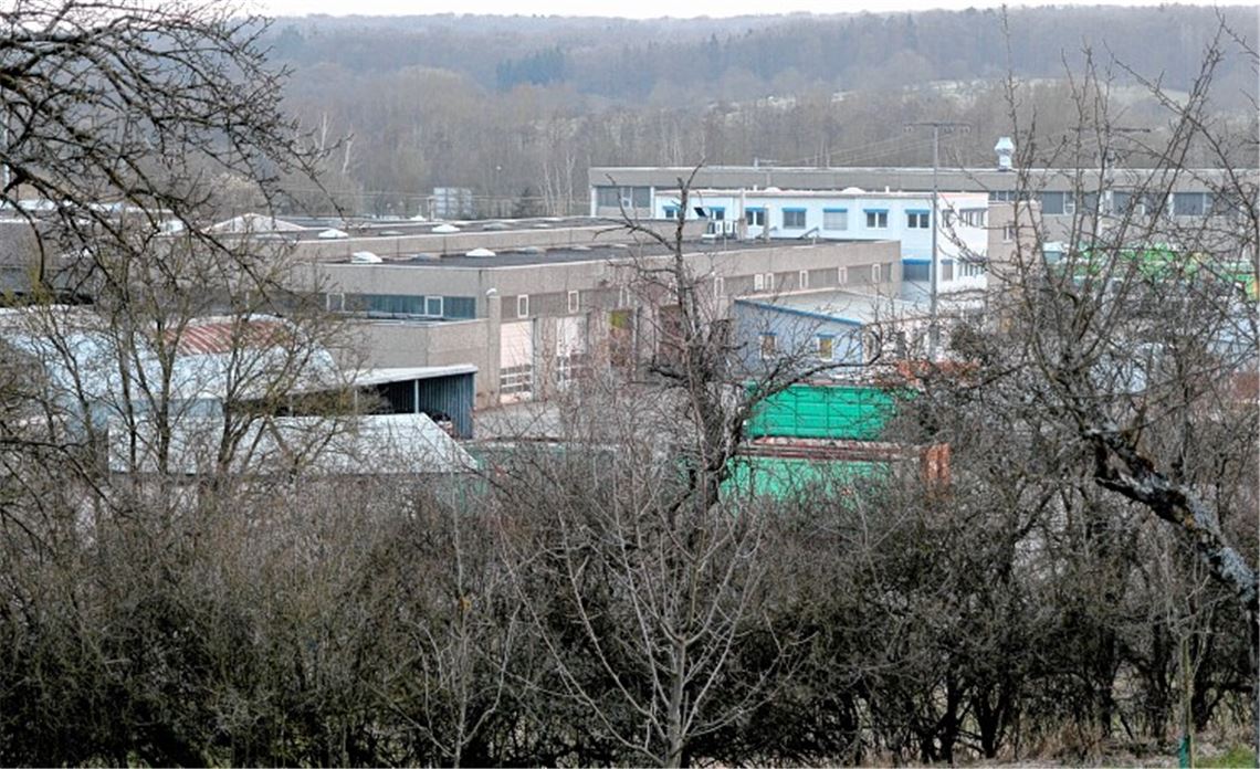 Das rund acht Hektar große Firmenareal von Sita am südöstlichen Stadtrand von Knittlingen: Das Unternehmen will hier künftig gefährliche Abfälle nicht nur zwischenlagern, sondern auch zur Weiterverwertung als Ersatzbrennstoffe mechanisch bearbeiten. Foto: Kollros