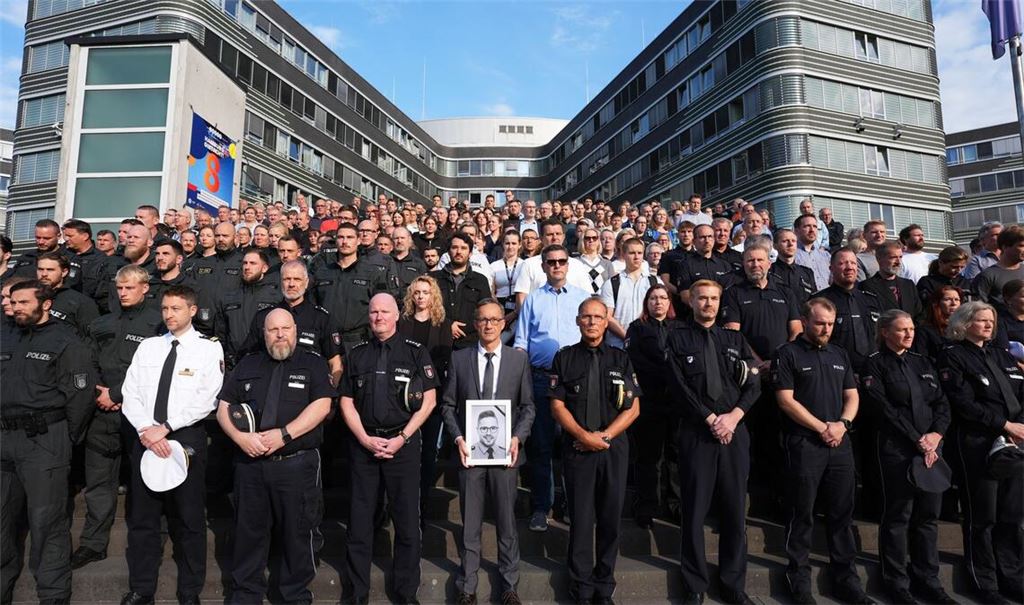 Das saarländische Innenministerium hatte die Polizeibehörden der anderen Länder und des Bundes eingeladen, sich der Gedenkminute anzuschließen. Hier zahlreiche Beamte vor dem Polizeipräsidium in Hamburg.