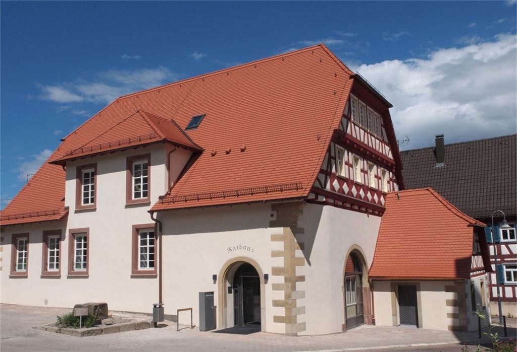 Das sanierte Dürrner Rathaus von außen...