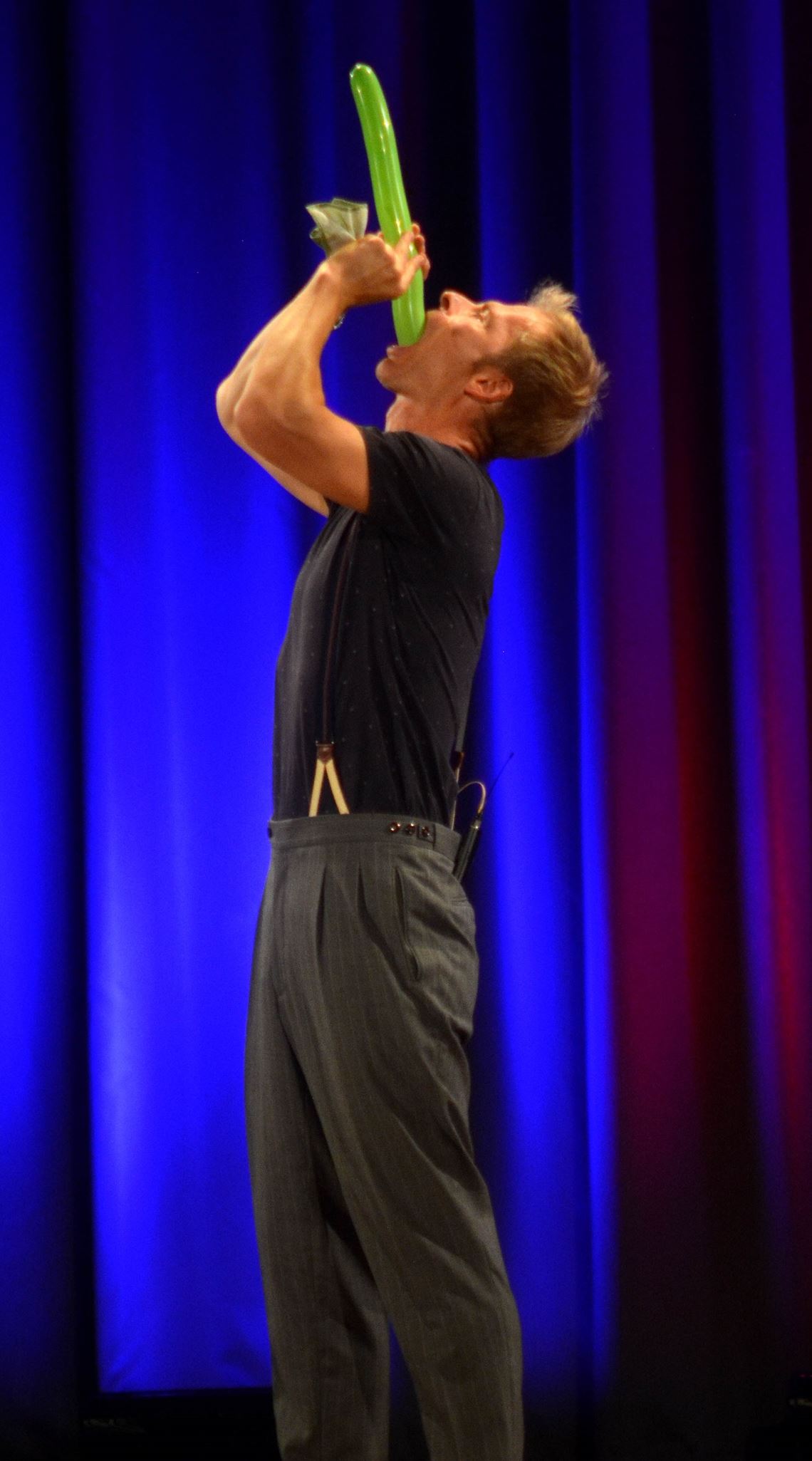Das schmeckt nicht jedem: Zauberkünstler Christian Brandes scheint einen grünen Luftballon zu verspeisen. Foto: Stahlfeld