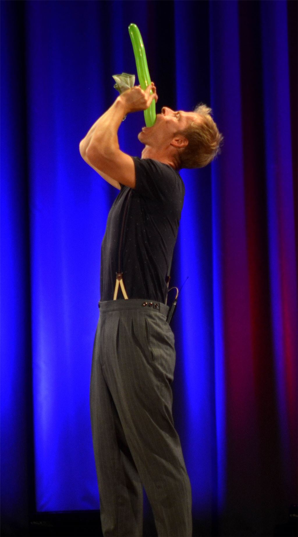 Das schmeckt nicht jedem: Zauberkünstler Christian Brandes scheint einen grünen Luftballon zu verspeisen. Foto: Stahlfeld