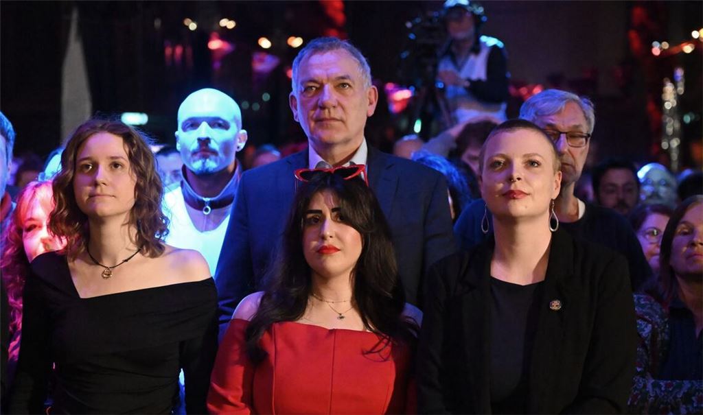 Das schwer enttäuschte Spitzentrio  Amelie Vollmer,  Mersedeh Ghazaei, Kim Sophie Bohnen (von links) – Rückhalt gibt es von Jan van Aken (Mitte, dahinter), dem Coparteichef der Linkspartei.