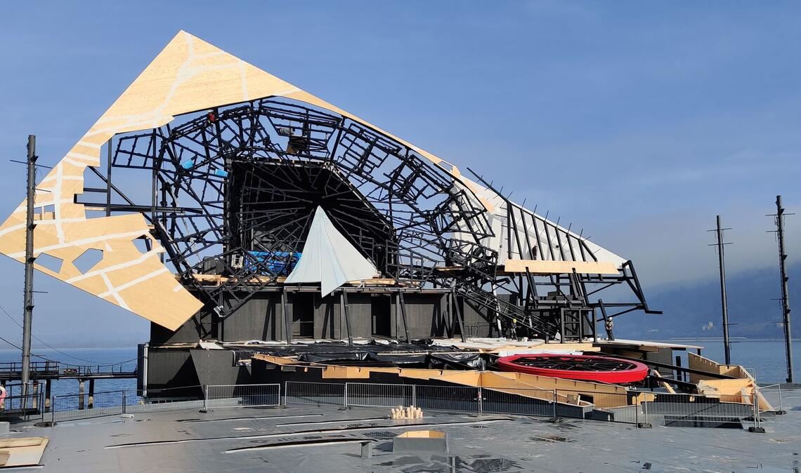 Das sich im Aufbau befindende Bühnenbild zu „La traviata“ der Bregenzer Festspiele.