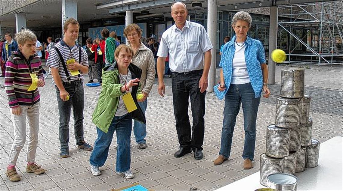 Das sieht nach Treffer aus. Auch Schulleiter Thomas Mühlbayer (2.v.re.) verfolgt gespannt, wie sich die Gäste des Sommerfests an den einzelnen Parcours-Stationen schlagen.