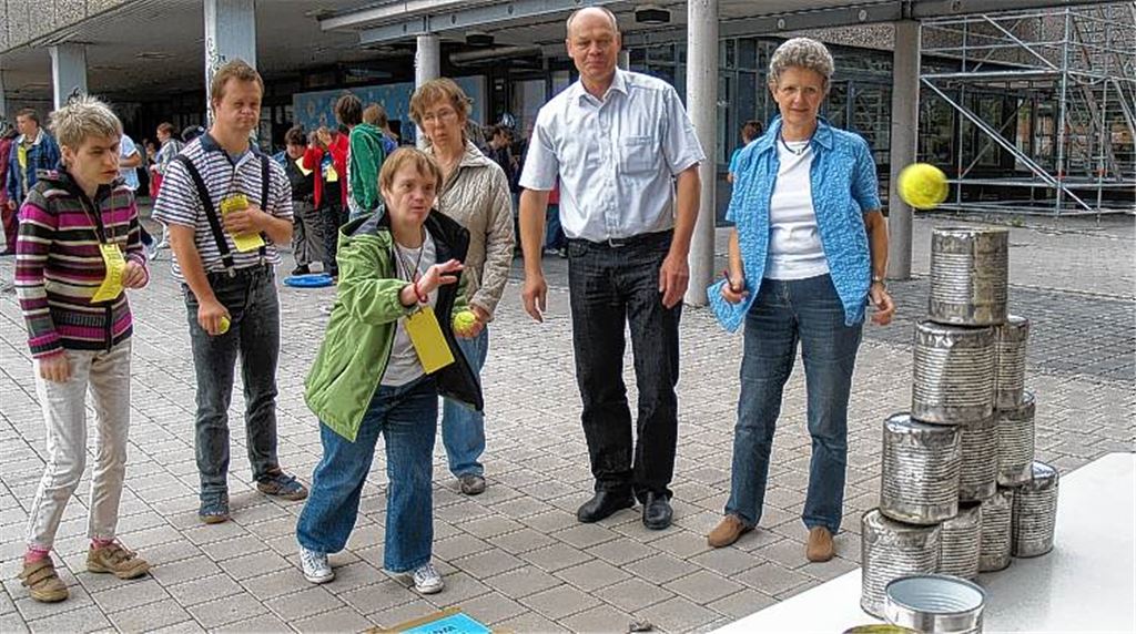 Das sieht nach Treffer aus. Auch Schulleiter Thomas Mühlbayer (2.v.re.) verfolgt gespannt, wie sich die Gäste des Sommerfests an den einzelnen Parcours-Stationen schlagen.