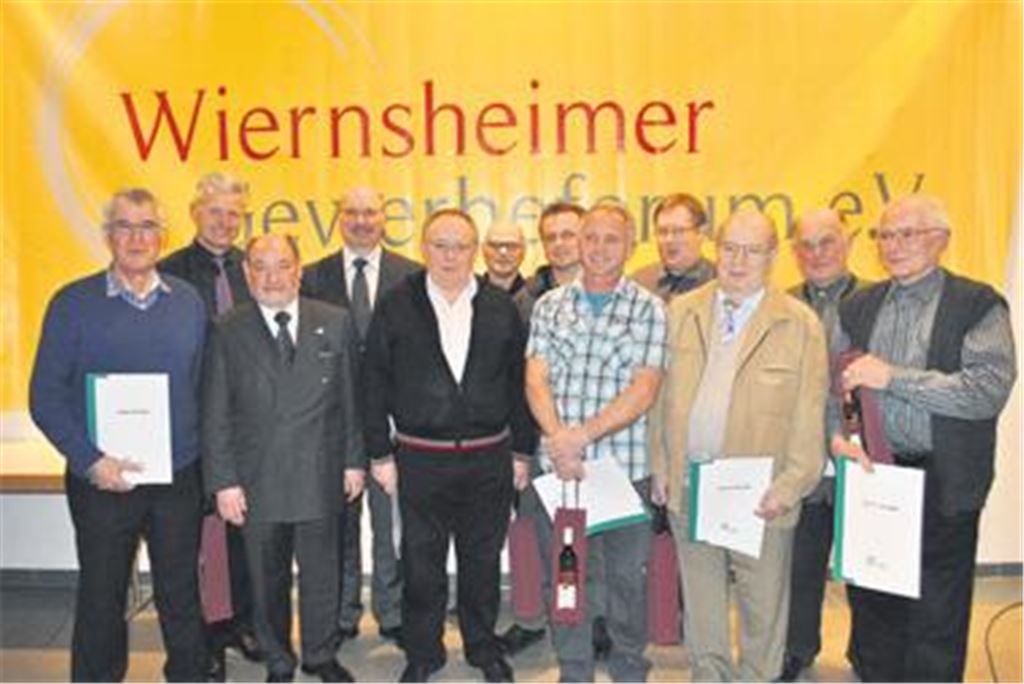 Das silberne Ehrenzeichen für 25 Jahre Feuerwehrdienst erhält Kurt Schassberger (Mitte), hier mit Bürgermeister Harald Eiberger (v. li.), dem Vorsitzenden des Kreisfeuerwehrverbands Martin Rühle, Kreisbrandmeister Christian Spielvogel, Rico Dorn, Matthias Mugrauer, Unter den Geehrten des Gewerbeforums befinden sich viele Gründungsmitglieder. 
Foto: Stahlfeld