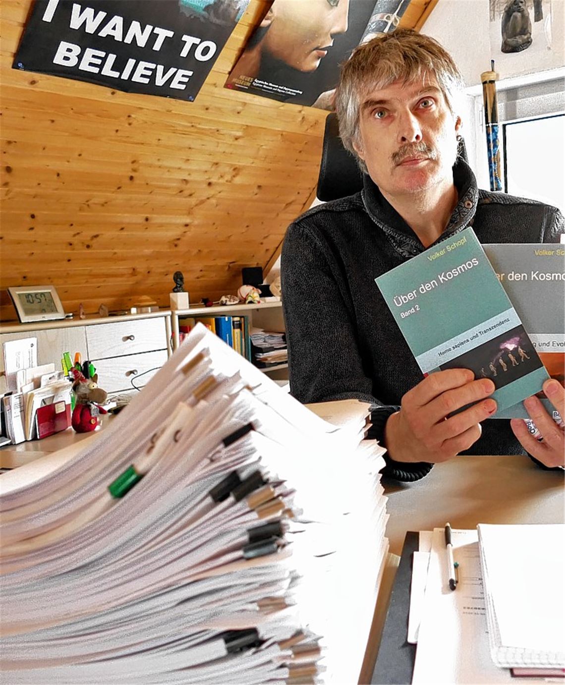 Das sind nur drei seiner zahlreichen Publikationen: Hier sitzt der Lehninger Volker Schopf oft stundenlang und kann beim Schreiben vollkommen Raum und Zeit vergessen.Foto: Roth