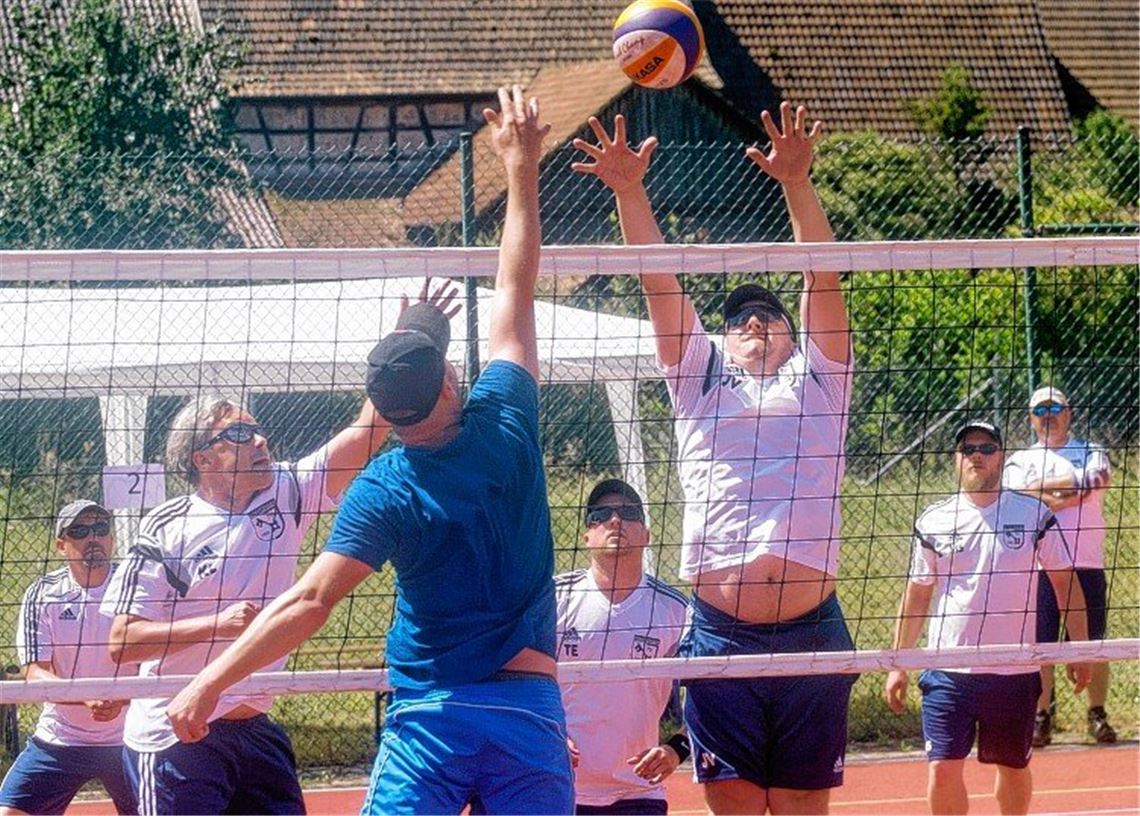 Bei fast 40 Grad am Volleyballnetz
