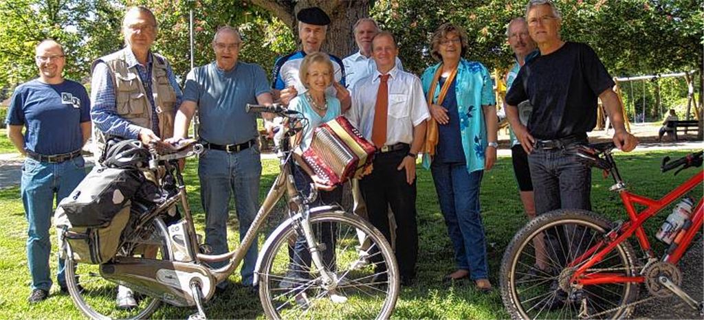Das sportliche Team der Bürgerstiftung (v. re.): Kurt Tassotti, Harald Schulzek, Ursula Schaier, Bürgermeister Winfried Abicht, Wolf-Dieter Fuchslocher, Herta Gutmann, Professor Dr. Christian Pfeiffer, ein Mitradler, Pfeiffers Begleiter Peter Windmüller und ein weiterer Mitradler. 