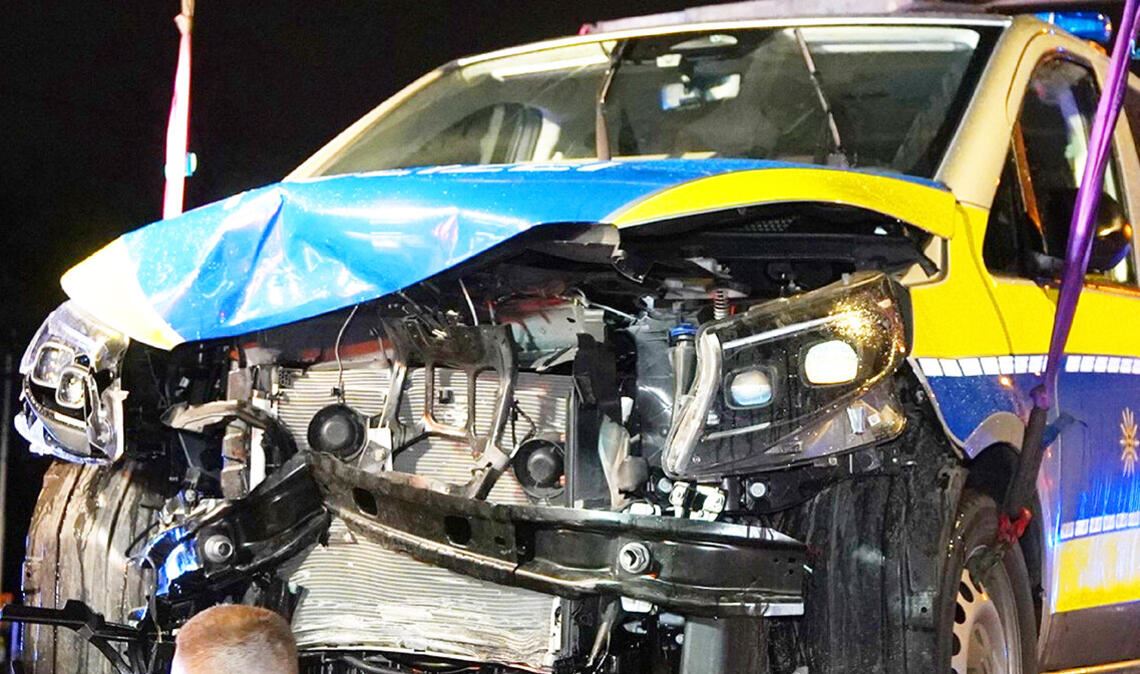 Das stark beschädigte Polizeifahrzeug wird abgeschleppt.