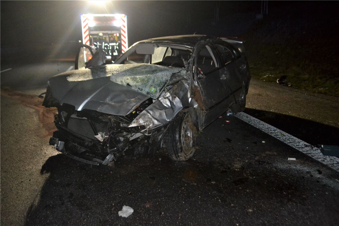 Schwerer Unfall auf A8 - PKW überschlägt sich auf Autobahn zw. Pforzheim und Karlsbad - 2 Verletzte