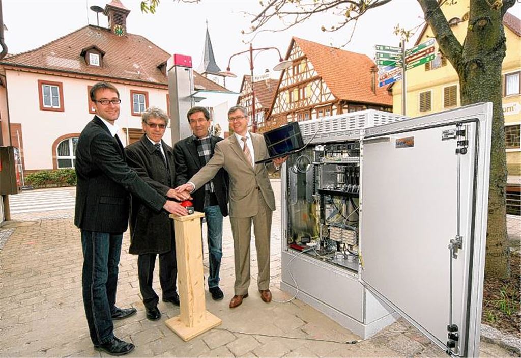 Das superschnelle Internet ist in Wiernsheim angekommen, wobei der Erfolg auch hier viele Väter hat (v. li.): Hauptamtsleiter Markus Motschenbacher, Jürgen Herrmann (NeckarCom), Bürgermeister-Stellvertreter Rainer Zundel und Harry Aichele (Fastopticom) versammeln sich zur offiziellen Freigabe der Hochleistungsdatenleitungen an der Schaltzentrale auf dem Marktplatz.