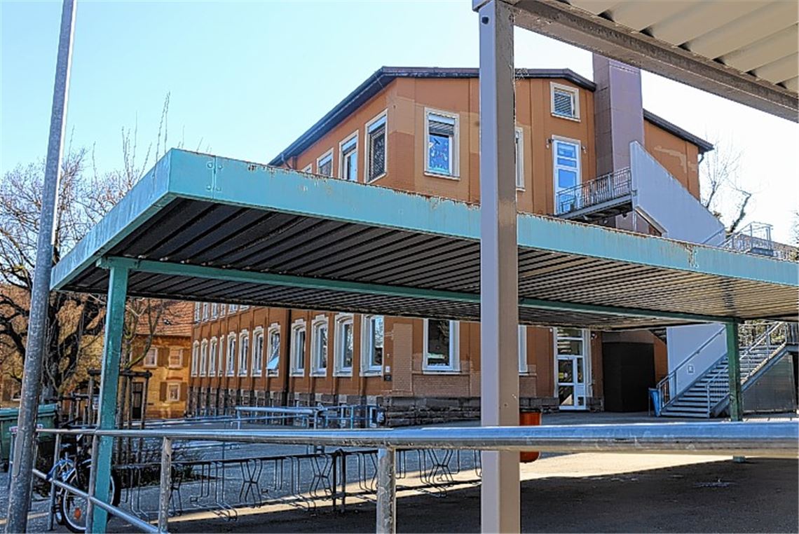 UvD-Schule: Dach im Schulhof muss weg