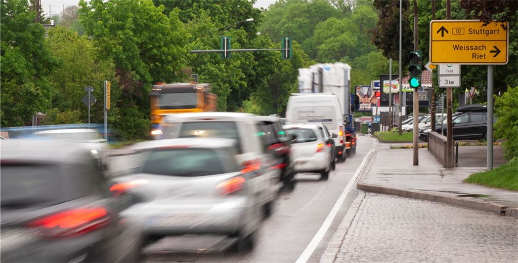 Das übliche Bild in Enzweihingen: Fahrzeugkolonnen, die sich auf der B10 mitten durch den Ort wälzen.Fotomoment