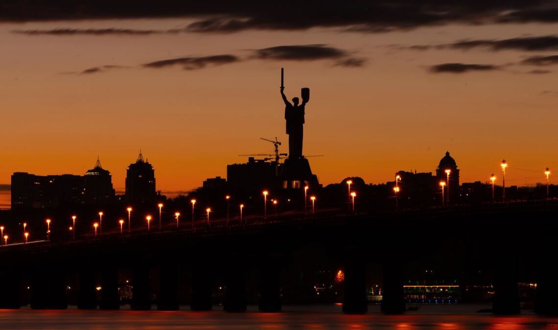 Das ukrainische Mutterland-Denkmal in Kiew ist bei Sonnenuntergang zu sehen.