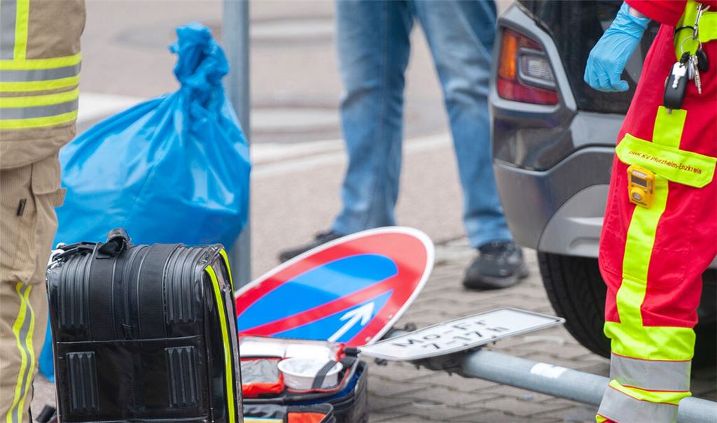 Das umgefahrene Verkehrsschild an der Unfallstelle in Dürrmenz. Foto: Fotomoment