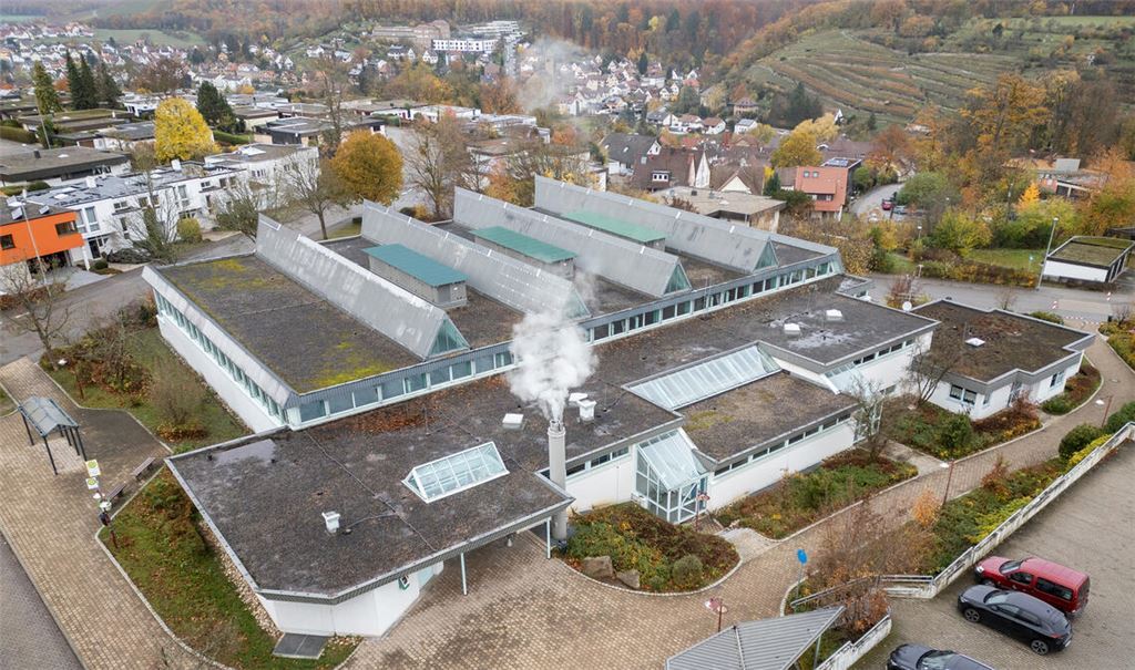 Das undichte Dach der Maulbronner Schefenacker-Sporthalle wird saniert. Ob im Zuge der Arbeiten Solarmodule aufs Dach kommen, muss noch geklärt werden. Foto: Fotomoment