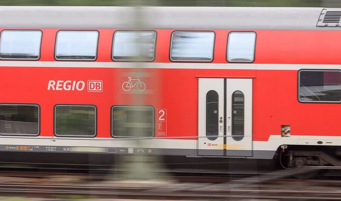 «Das versprochene Gesetz für härtere Strafen bei Angriffen auf Zugpersonal muss noch in diesem Jahr in den Bundestag, sonst legen wir im Januar den Betrieb lahm», sagte der Gewerkschaftschef Martin Burkert. (Archivbild)