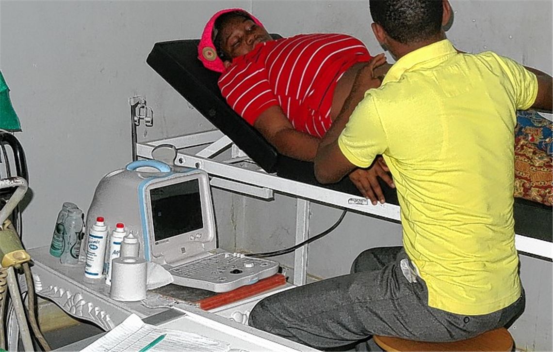 Das vom Masasi-Verein beschaffte Ultraschall-Gerät leistet hervorragende Dienste im Krankenhaus, nicht nur auf der Geburtsstation. Foto: privat
