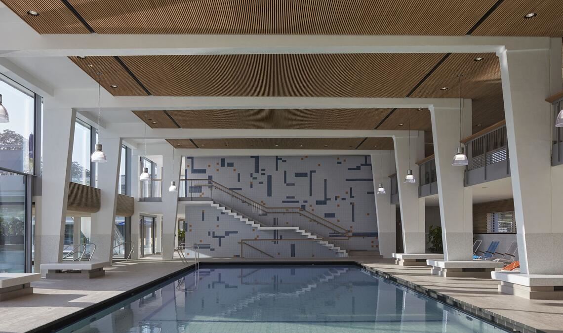 Das von 4a Architekten sanierte Bad Berg in Stuttgart wird diesen Sommer nicht für Badegäste geöffnet haben, wegen eines Wasserrohrbruchs ist die Technik kaputt gegangen. Im Folgenden weitere von Stuttgarter Architekten neu entworfene oder umgebaute Bäder – und ein Thermalbadklassiker.