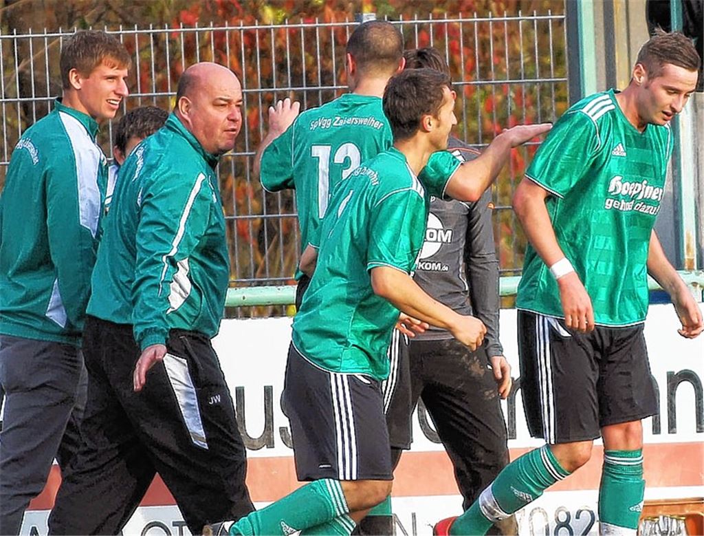 „Das war eine tolle Leistung, Torwart Steffen Pischke ist in starker Form, die Abwehr steht seit Wochen gut, die Mannschaft funktioniert als Kollektiv und das taktische Verhalten ist hervorragend“, lobt Jürgen Widmann (2.v.li.) seine Spieler nach dem jüngsten 5:2-Sieg, um sie gleich anschließend wieder auf den Teppich zu holen. „Abheben tun wir nicht“, noch sei die Abstiegsgefahr in der Kreisliga nicht gebannt, warnt der Trainer. 