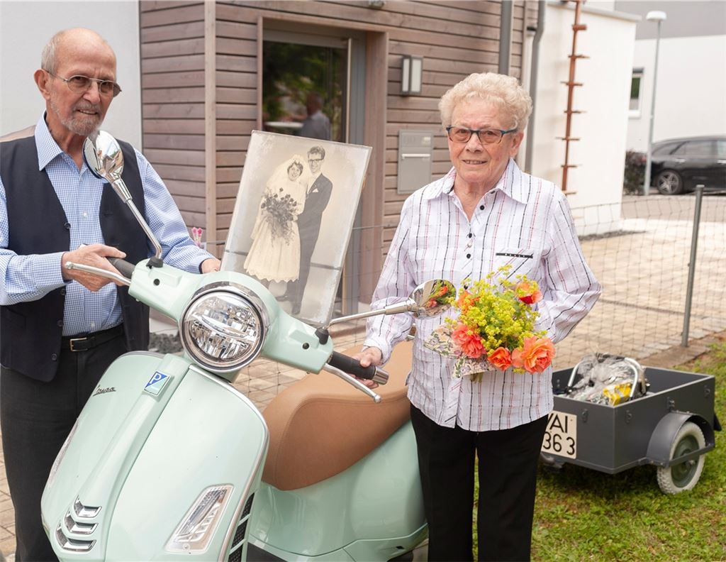 Das weckt Erinnerungen: Der geliehene Vespa-Roller mit dem Original-Anhänger, der das Ehepaar Blaschke einst auf seiner Hochzeitsreise nach Wien begleitete. Foto: Fotomoment