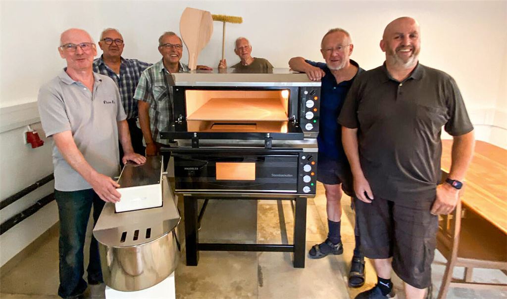 Das wichtigste Utensil fürs Backhaus, der Ofen, ist geliefert und montiert. Foto: privat