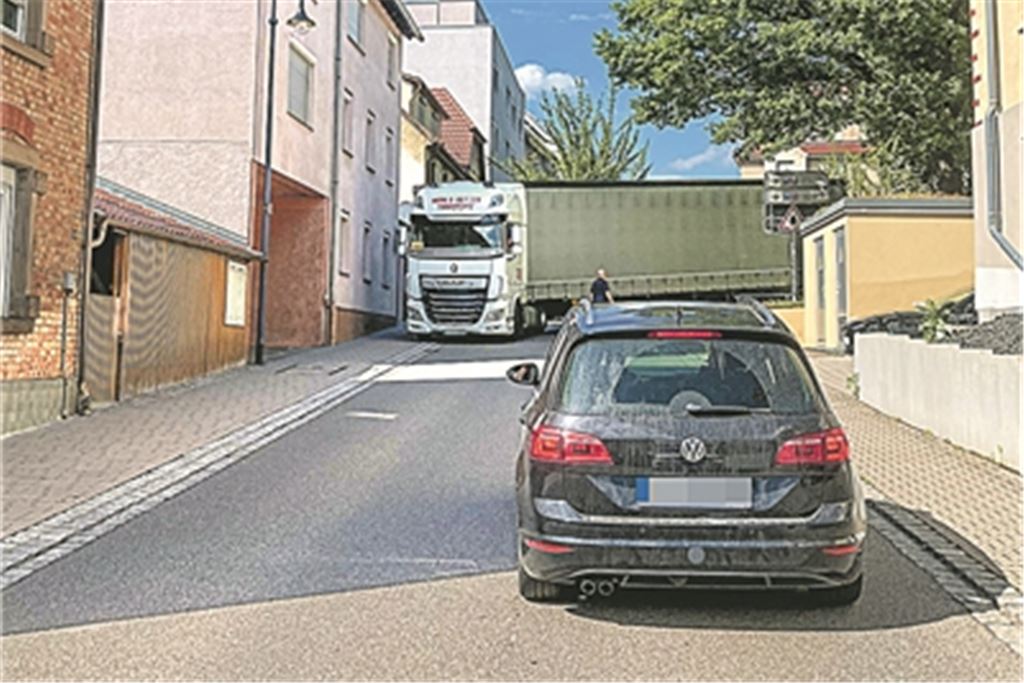 Das wird eng: Ein Sattelzug biegt von der Uhland- in die Hindenburgstraße ein. Foto: privat
