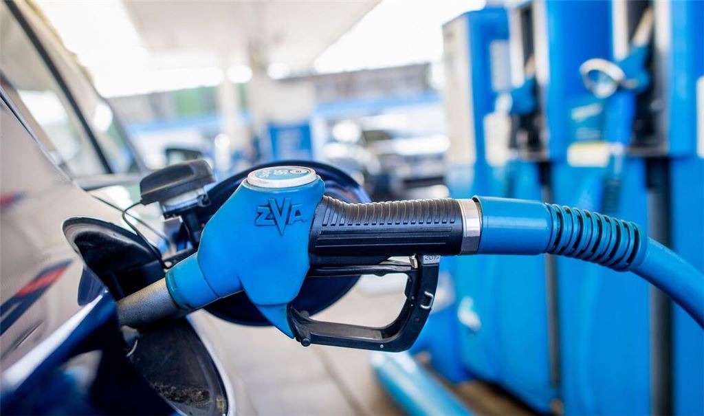 Das wird teuer: Tanken sorgt bei Autofahrern und Wirtschaft für immer mehr Verdruss.