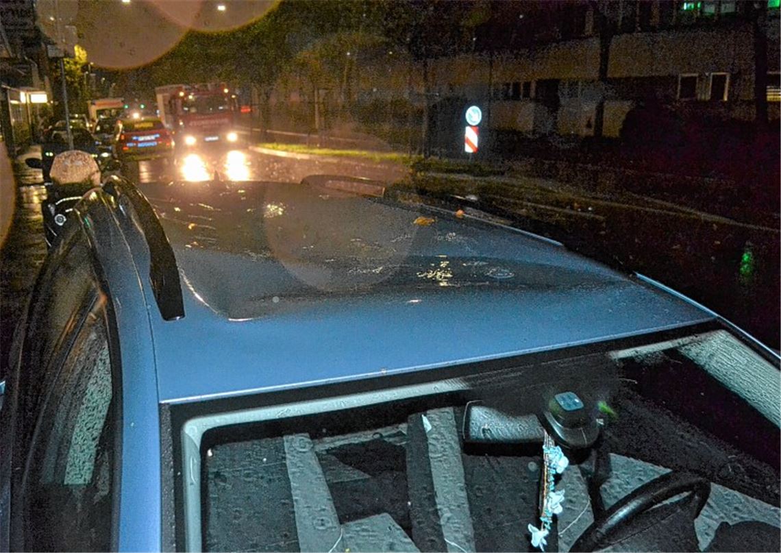 Man stürzt aus Fenster auf Autodach