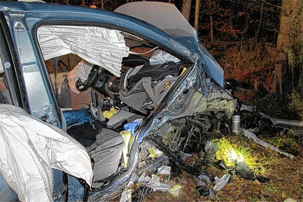 Beifahrer nach Unfall eingeklemmt