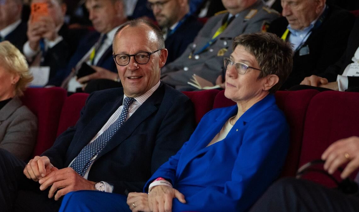 Dass Annegret Kramp-Karrenbauer (CDU) zur Leiterin der Konrad-Adenauer-Stiftung gewählt wurde, entsprach nicht dem Drehbuch von Bundeskanzler Friedrich Merz (CDU). (Archivbild)