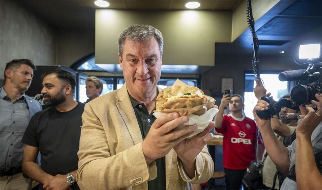 Dass Markus Söder Döner liebt, ist bekannt.