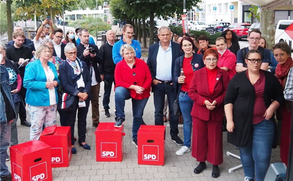Dass die SPD und die CDU/CSU in den ersten Hochrechnungen Kopf an Kopf liegen, sorgt bei Katja Mast und ihrem Team für gespannte Erwartung. Foto: Fix