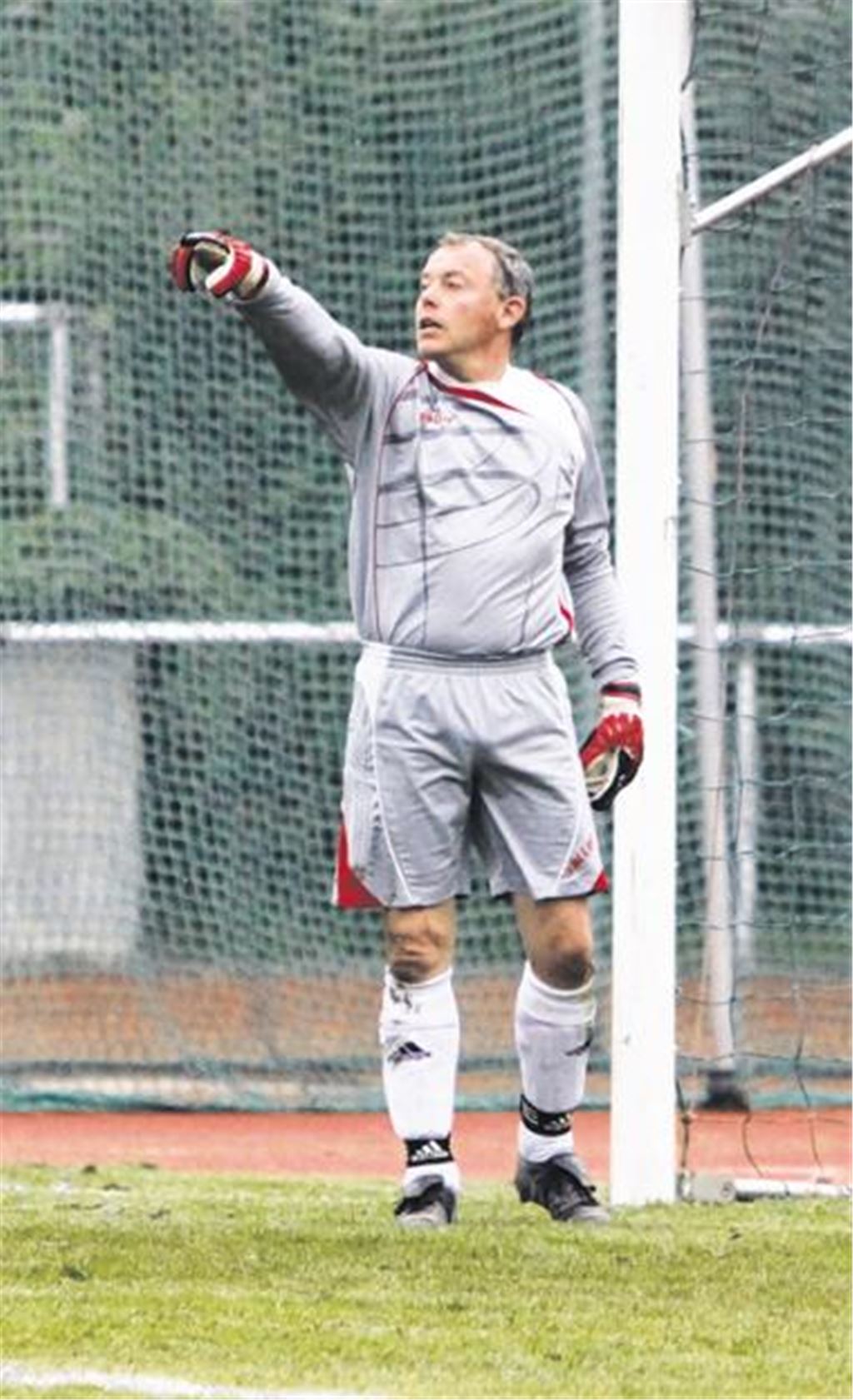 Dass er womöglich doch nochmal die Torwarthandschuhe anziehen muss, passt Ralph Augenstein gar nicht. Er zeigt jetzt lieber von der Trainerbank aus, wo es langgeht.
Foto: Eigner