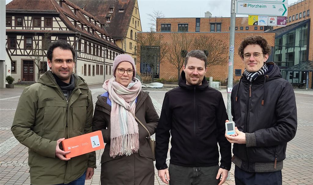 Daten zum Verkehr in der Fußgängerzone liefert ein privat installiertes Messgerät. Ob eine Öffnung der unteren Bahnhofstraße für den Autoverkehr der richtige Weg ist, zweifeln an (v. li.): Sebastian und Magdalena Gühring, Theo Seemann (Liste Mensch und Umwelt/Grüne) und Marlon Frommer (Verkehrsclub Deutschland) . Foto: privat