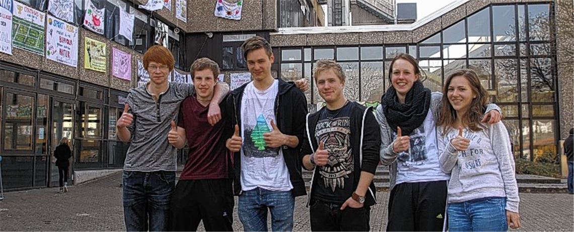 Daumen hoch: Diese Abiturienten des Mühlacker Theodor-Heuss-Gymnasiums sind mit dem Verlauf der ersten Prüfung zufrieden. 