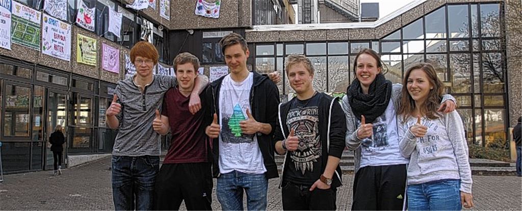 Daumen hoch: Diese Abiturienten des Mühlacker Theodor-Heuss-Gymnasiums sind mit dem Verlauf der ersten Prüfung zufrieden. 