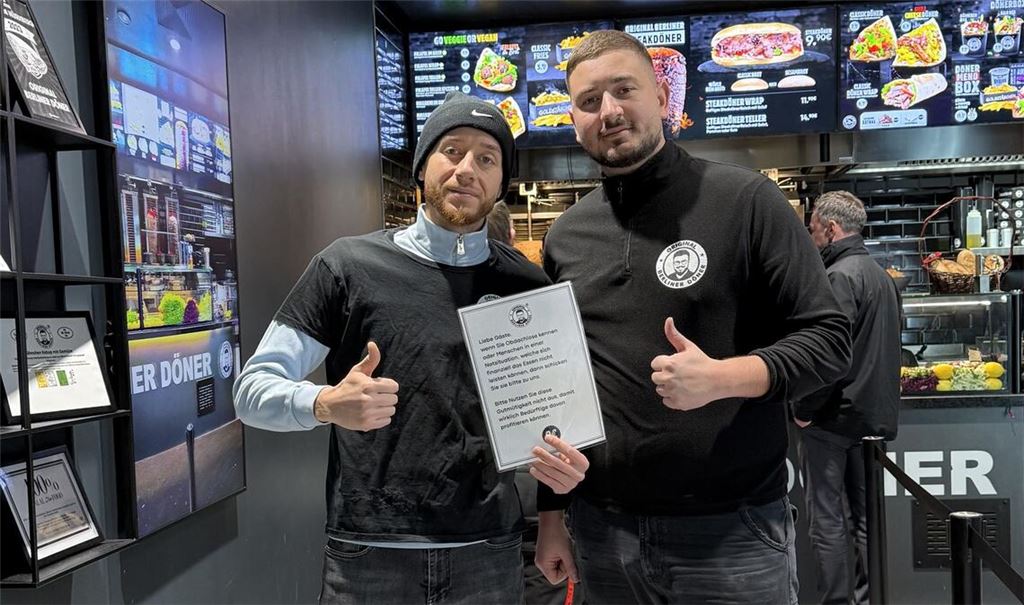 Daumen hoch: Merouane Mebarkaoui und Igor Forisch wollen Menschen, die wenig Geld haben, eine Freude machen.