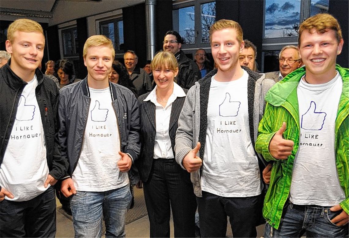 Daumen hoch: Sigrid Hornauer (Mitte) ist erleichtert, über das Wahlergebnis.