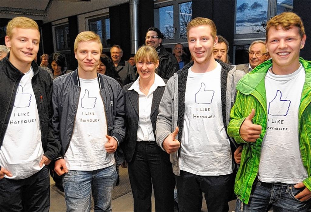 Daumen hoch: Sigrid Hornauer (Mitte) ist erleichtert, über das Wahlergebnis.