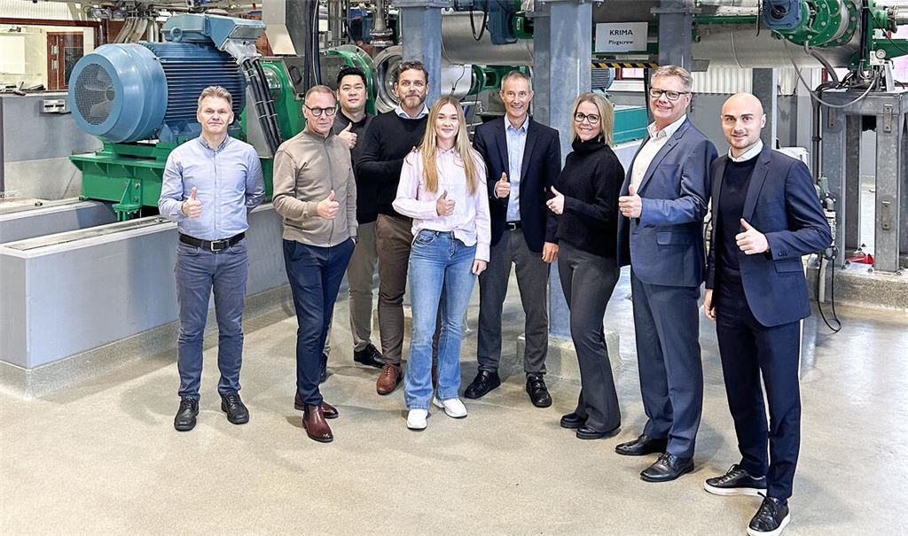 Daumen hoch: Vertreter der Bellmer-Gruppe und der schwedischen Cellwood Machinery AB freuen sich über das erfolgreiche Verfahren zur Fusion. Foto: Bellmer GmbH
