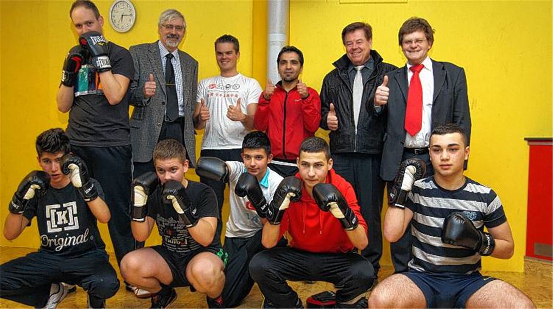 Daumen hoch für das Wiernsheimer Boxprojekt (hintere Reihe v. re.): Bürgermeister Karlheinz Oehler, Gemeinderat Alfred Schüle, Trainer Ismail Dag, Kai-Joachim Ginser, stellvertretender Hauptamtsleiter, Wolfgang Englert, Politikbeauftragter der Post AG, und Jugendpfleger Benjamin Denk. 