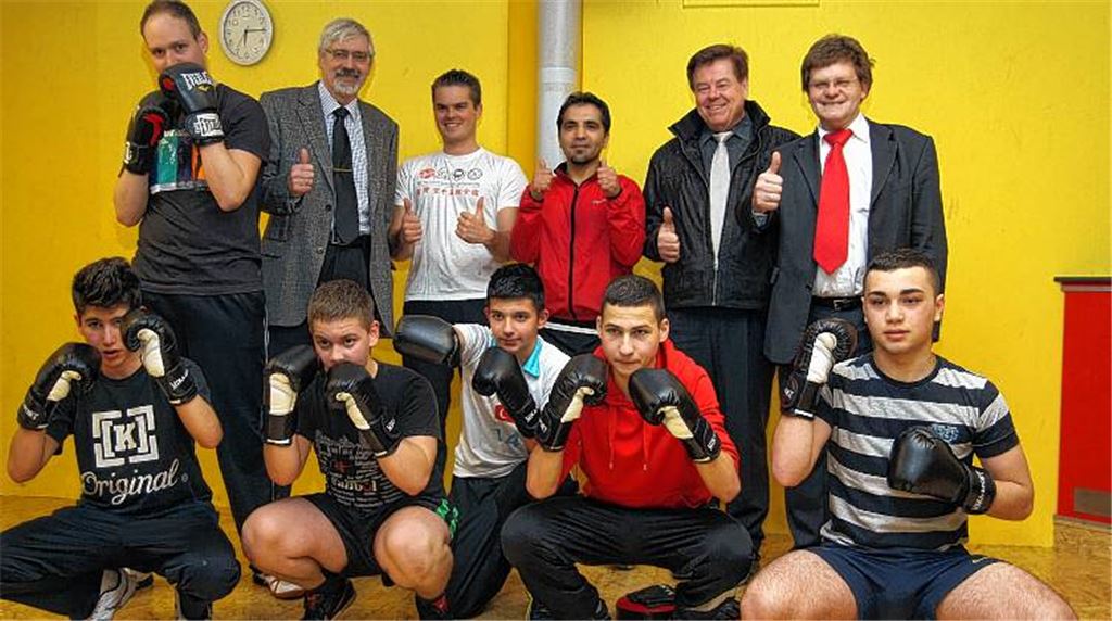 Daumen hoch für das Wiernsheimer Boxprojekt (hintere Reihe v. re.): Bürgermeister Karlheinz Oehler, Gemeinderat Alfred Schüle, Trainer Ismail Dag, Kai-Joachim Ginser, stellvertretender Hauptamtsleiter, Wolfgang Englert, Politikbeauftragter der Post AG, und Jugendpfleger Benjamin Denk. 
