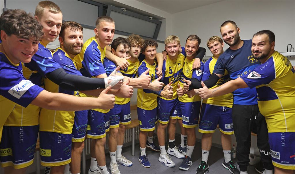 Daumen hoch für den Saisonstart in der Bezirksoberliga der Handballer an diesem Samstag. Kim Kallfass (2.v.re.) und sein Team vom HC Blau-Gelb Mühlacker sind bereit. Fotos: Müller