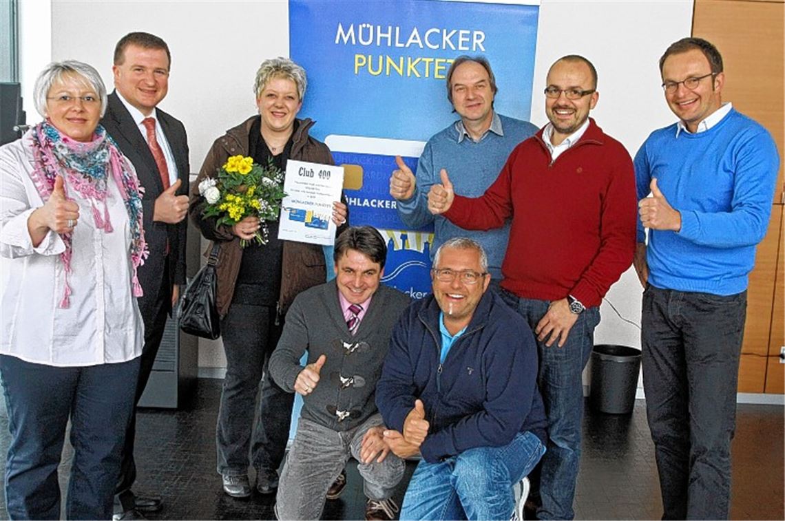 Daumen hoch für die Mühlacker Card (v. li.): Nicole Lehner von Fußpflege und Wellness Dürrmenz, Gerd Owczarek, Filialdirektor der Sparkasse in Mühlacker, Kerstin Knöll, treue Kundin der Mühlacker Card, Ralf Grieser von der Allianzversicherung, Dürrmenz Bäcker und GHV-Chef Hans-Dieter Slobodkin, Martin Rudolf von Blumen Rudolf, Citymanager Thomas Müller und Jochen Sauer, der in Mühlacker drei Apotheken betreibt und sich der Initiative Mühlacker Card angeschlossen hat. Foto: Goertz