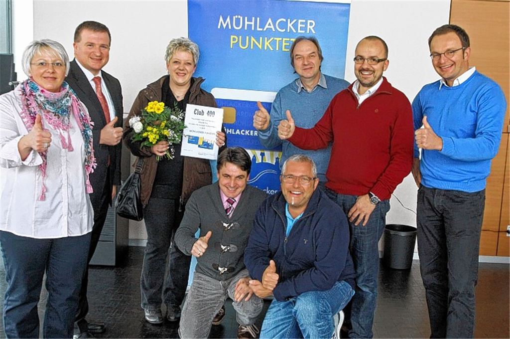 Daumen hoch für die Mühlacker Card (v. li.): Nicole Lehner von Fußpflege und Wellness Dürrmenz, Gerd Owczarek, Filialdirektor der Sparkasse in Mühlacker, Kerstin Knöll, treue Kundin der Mühlacker Card, Ralf Grieser von der Allianzversicherung, Dürrmenz Bäcker und GHV-Chef Hans-Dieter Slobodkin, Martin Rudolf von Blumen Rudolf, Citymanager Thomas Müller und Jochen Sauer, der in Mühlacker drei Apotheken betreibt und sich der Initiative Mühlacker Card angeschlossen hat. Foto: Goertz